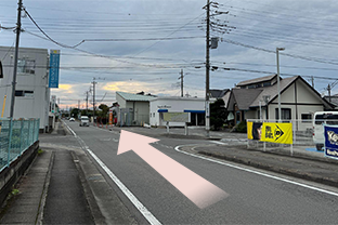 最初の路地を右折しシロタビルの裏側の通りに入ります。