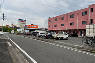 最初の路地を右折しシロタビルの裏側の通りに入ります。